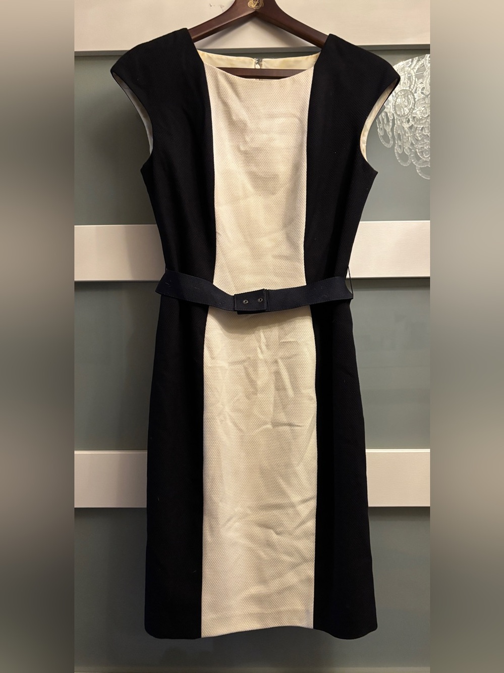Anne Klein Size 4 Black Ivory Colorblock Belted Sheath Dress